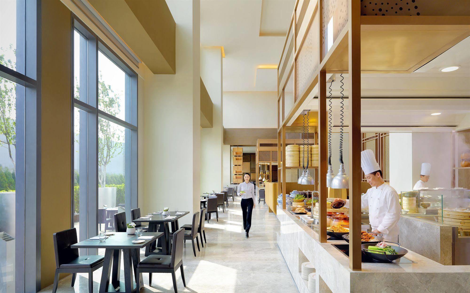 Отель Hyatt Regency Tianjin East Экстерьер фото